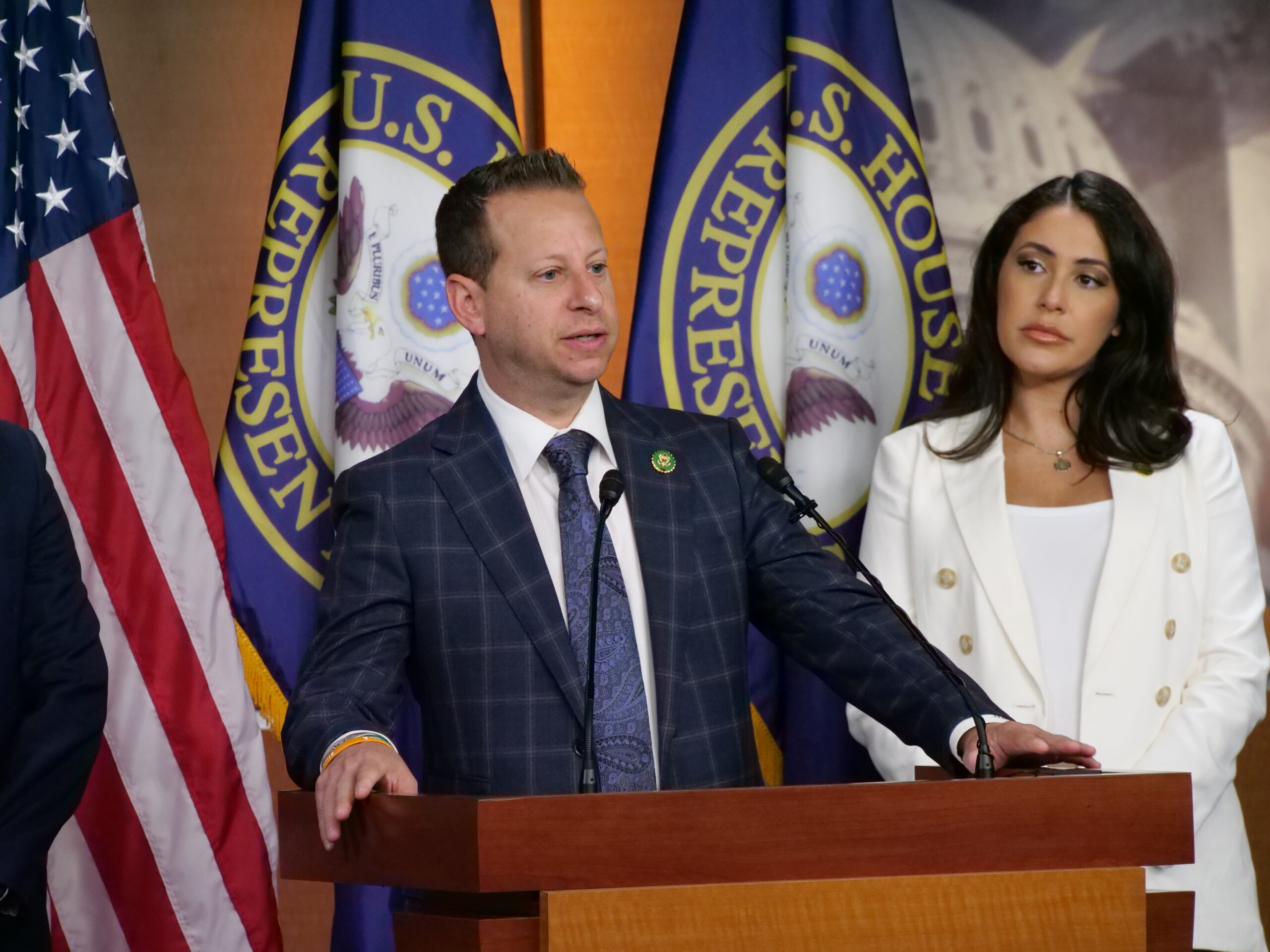 Moskowitz, Lawler, Luna Introduce Bipartisan Bill to Lower Interest ...